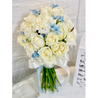 Bouquet DECO:ホワイトにブルー小花をアクセントに入れた可憐なクラッチブーケ