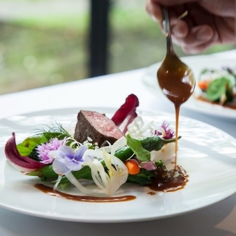 KYUKARUIZAWA KIKYO, Curio Collection by Hilton（元 旧軽井沢ホテル）：【年内限定◇料理グレードUP特典付】3万相当試食&森の挙式体験：11月限定＜来館特典＞●交通費最大1万円キャッシュバック！（電車でもお車でもタクシーでもOK）●信州国産牛や地元野菜など3万円相当の絶品無料試食をご用意！料理重視のおふたり必見！