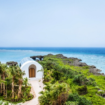 瀬良垣島教会／アールイズ・ウエディング：沖縄の海と緑に囲まれた絶景CHAPEL映像体験×見積相談：