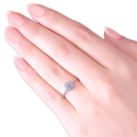 Regina】パヴェダイヤの光の環が、ダイヤモンドを輝かせるエンゲージ