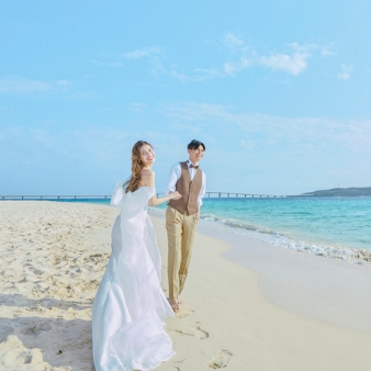 アイネス　ヴィラノッツェ　宮古島／クチュールナオコウエディング：【仙台店】宮古島フォトW相談会☆宿泊割も♪：宮古島で叶える絶景ビーチフォト。国内外のビーチランキングで何度も1位に選出される「与那覇前浜ビーチ」で撮影するウエディングフォトは、かけがえのない宝物に。
