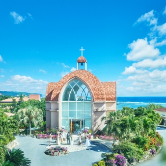 シギラ ミラージュチャペル／シギラセブンマイルズリゾート：◆グランドオープンフェア◆オンライン相談会スタート！：【今秋、人気チャペルがグランドリニューアル】宮古島屈指のリゾートに浸る滞在型Wを水平線まで見渡す海の眺めがどこまでも広がるチャペル。天井に煌く瑞々しい珊瑚色のオブジェやステンドグラスの透明感と相まって、まるで海の中に居るかのよう。ふたりの式を通して、ゲストに〈宮古島の海〉を五感で体感してもらえる。