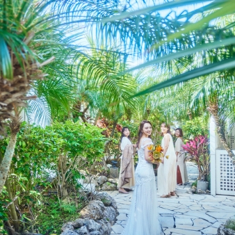 シギラ ミラージュチャペル／シギラセブンマイルズリゾート：◆グランドオープンフェア◆オンライン相談会スタート！：【今秋、人気チャペルがグランドリニューアル】宮古島屈指のリゾートに浸る滞在型Wを水平線まで見渡す海の眺めがどこまでも広がるチャペル。天井に煌く瑞々しい珊瑚色のオブジェやステンドグラスの透明感と相まって、まるで海の中に居るかのよう。ふたりの式を通して、ゲストに〈宮古島の海〉を五感で体感してもらえる。