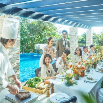 シギラ ミラージュチャペル／シギラセブンマイルズリゾート：◆グランドオープンフェア◆『沖縄開催』ブライダルフェア：【今秋、人気チャペルがグランドリニューアル】宮古島屈指のリゾートに浸る滞在型Wを水平線まで見渡す海の眺めがどこまでも広がるチャペル。天井に煌く瑞々しい珊瑚色のオブジェやステンドグラスの透明感と相まって、まるで海の中に居るかのよう。ふたりの式を通して、ゲストに〈宮古島の海〉を五感で体感してもらえる。