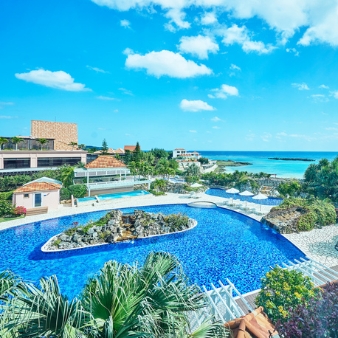 シギラ ミラージュチャペル／シギラセブンマイルズリゾート：◆グランドオープンフェア◆オンライン相談会スタート！：【今秋、人気チャペルがグランドリニューアル】宮古島屈指のリゾートに浸る滞在型Wを水平線まで見渡す海の眺めがどこまでも広がるチャペル。天井に煌く瑞々しい珊瑚色のオブジェやステンドグラスの透明感と相まって、まるで海の中に居るかのよう。ふたりの式を通して、ゲストに〈宮古島の海〉を五感で体感してもらえる。