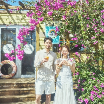 シギラ ミラージュチャペル／シギラセブンマイルズリゾート：◆グランドオープンフェア◆『60分で』クイックフェア：【今秋、人気チャペルがグランドリニューアル】宮古島屈指のリゾートに浸る滞在型Wを水平線まで見渡す海の眺めがどこまでも広がるチャペル。天井に煌く瑞々しい珊瑚色のオブジェやステンドグラスの透明感と相まって、まるで海の中に居るかのよう。ふたりの式を通して、ゲストに〈宮古島の海〉を五感で体感してもらえる。