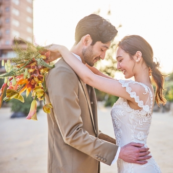 シギラ ミラージュチャペル／シギラセブンマイルズリゾート：◆グランドオープンフェア◆ドレス見学付きフェア：【今秋、人気チャペルがグランドリニューアル】宮古島屈指のリゾートに浸る滞在型Wを水平線まで見渡す海の眺めがどこまでも広がるチャペル。天井に煌く瑞々しい珊瑚色のオブジェやステンドグラスの透明感と相まって、まるで海の中に居るかのよう。ふたりの式を通して、ゲストに〈宮古島の海〉を五感で体感してもらえる。