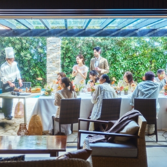 シギラ ミラージュチャペル／シギラセブンマイルズリゾート：◆グランドオープンフェア◆『全国38店舗開催！』サロンフェア：【今秋、人気チャペルがグランドリニューアル】宮古島屈指のリゾートに浸る滞在型Wを水平線まで見渡す海の眺めがどこまでも広がるチャペル。天井に煌く瑞々しい珊瑚色のオブジェやステンドグラスの透明感と相まって、まるで海の中に居るかのよう。ふたりの式を通して、ゲストに〈宮古島の海〉を五感で体感してもらえる。