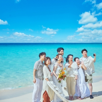 シギラ ミラージュチャペル／シギラセブンマイルズリゾート：◆グランドオープンフェア◆『全国38店舗開催！』サロンフェア：【今秋、人気チャペルがグランドリニューアル】宮古島屈指のリゾートに浸る滞在型Wを水平線まで見渡す海の眺めがどこまでも広がるチャペル。天井に煌く瑞々しい珊瑚色のオブジェやステンドグラスの透明感と相まって、まるで海の中に居るかのよう。ふたりの式を通して、ゲストに〈宮古島の海〉を五感で体感してもらえる。