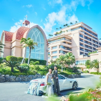 シギラ ミラージュチャペル／シギラセブンマイルズリゾート：◆グランドオープンフェア◆『沖縄開催』ブライダルフェア：【今秋、人気チャペルがグランドリニューアル】宮古島屈指のリゾートに浸る滞在型Wを水平線まで見渡す海の眺めがどこまでも広がるチャペル。天井に煌く瑞々しい珊瑚色のオブジェやステンドグラスの透明感と相まって、まるで海の中に居るかのよう。ふたりの式を通して、ゲストに〈宮古島の海〉を五感で体感してもらえる。