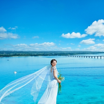 シギラ ミラージュチャペル／シギラセブンマイルズリゾート：◆グランドオープンフェア◆ドレス見学付きフェア：【今秋、人気チャペルがグランドリニューアル】宮古島屈指のリゾートに浸る滞在型Wを水平線まで見渡す海の眺めがどこまでも広がるチャペル。天井に煌く瑞々しい珊瑚色のオブジェやステンドグラスの透明感と相まって、まるで海の中に居るかのよう。ふたりの式を通して、ゲストに〈宮古島の海〉を五感で体感してもらえる。