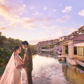 シギラ ミラージュチャペル／シギラセブンマイルズリゾート：◆グランドオープンフェア◆オンラインフェア：【今秋、人気チャペルがグランドリニューアル】宮古島屈指のリゾートに浸る滞在型Wを水平線まで見渡す海の眺めがどこまでも広がるチャペル。天井に煌く瑞々しい珊瑚色のオブジェやステンドグラスの透明感と相まって、まるで海の中に居るかのよう。ふたりの式を通して、ゲストに〈宮古島の海〉を五感で体感してもらえる。