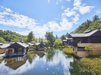 石の教会 内村鑑三記念堂：高級温泉宿「星のや軽井沢」の宿泊を親に贈るのもおすすめ