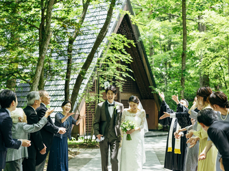 軽井沢高原教会：挙式後はゲストから祝福のライスシャワーを受け、幸せは最高潮に