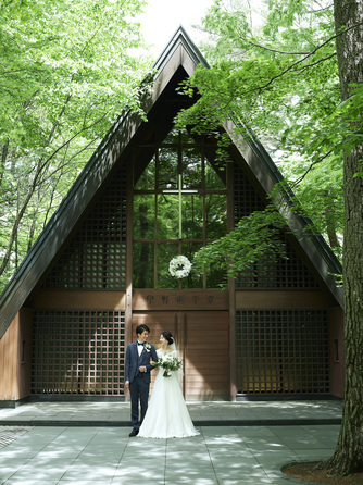 軽井沢高原教会：美しい木立の中に佇む同教会は、世代を超えて多くの人に愛されている