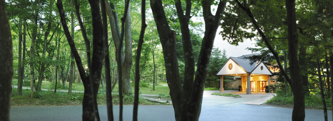 軽井沢高原教会：美しい緑に包まれた「星野リゾート　軽井沢ホテルブレストンコート」。全ての客室が森の中に点在するコテージタイプなので、リゾートを満喫できる