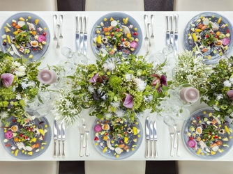 星野リゾート　リゾナーレ八ヶ岳：色鮮やかな料理を囲み、ゲストと同じテーブルでなごやかに過ごす自然体のパーティを