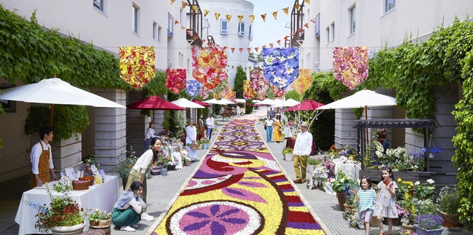 星野リゾート　リゾナーレ八ヶ岳：石畳の回廊”ピーマン通り”が鮮やかな花の絨毯に彩られる春のイベント「花咲くリゾナーレ」