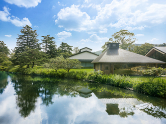 軽井沢プリンスホテル　フォレスターナ軽井沢：ホテルの敷地内、湖畔のすぐそばに佇むもみの木神殿はお参進もよく映える。