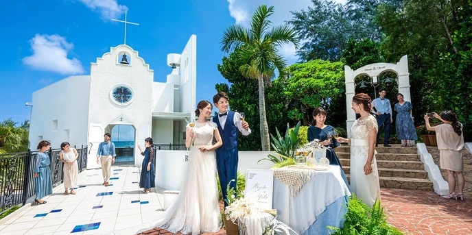 ルネッサンス・リベーラ教会／チュチュリゾートウエディング：沖縄らしい琉球ガラスを使用した岬に建つチャペル