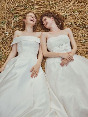 アリビラ・グローリー教会／チュチュリゾートウエディング：オフショルダーのドレスは花嫁の魅力を最大限に引き出します