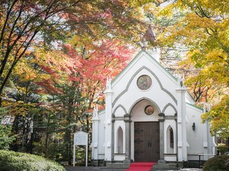 旧軽井沢礼拝堂 旧軽井沢ホテル音羽ノ森：どの季節も美しい”森の挙式”