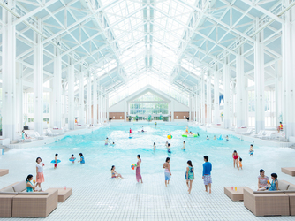 星野リゾート　トマム 水の教会：館内は常に30℃以上の常夏。 日本最大級30m×80mのウエーブプールを備えたインドアビーチ