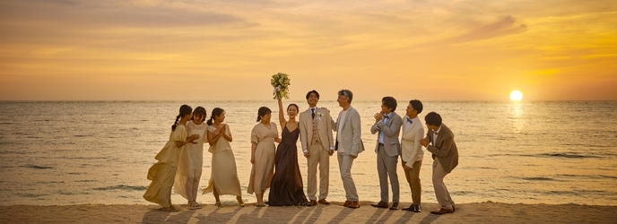 ザ・ヨミタンリゾート アクアグレイス/ワタベウェディング:パーティ中には、ゲストの皆様とサンセットフォトを。カラードレスへのお色直しもおすすめ!