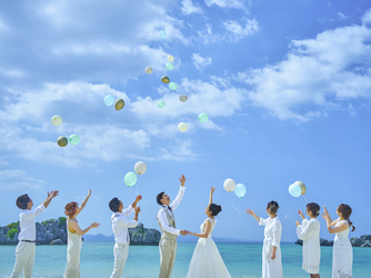 アイネス　ヴィラノッツェ　沖縄／クチュールナオコウエディング：挙式の後は目の前に広がるビーチでリゾートらしいセレモニーを。