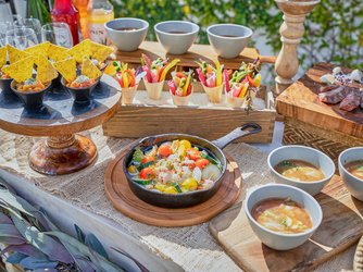 アイネス　ヴィラノッツェ　沖縄／クチュールナオコウエディング：ガーデンパーティーがより一層楽しくなるお料理も魅力のひとつ