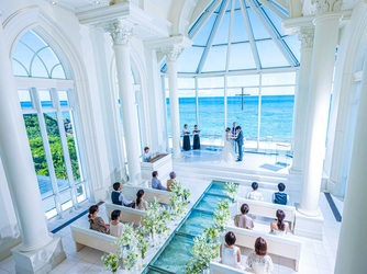 ラソール ガーデン・アリビラ／チュチュリゾートウエディング：ガラスのバージンロードを歩み、沖縄の綺麗な海を前に愛を誓う。