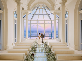 ラソール ガーデン・アリビラ／チュチュリゾートウエディング：海に浮かぶ礼拝堂でロマンチックなサンセット挙式！