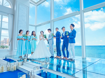 セントレジェンダ ＯＫＩＮＡＷＡ（ＣＥＮＴＬＥＧＥＮＤＡ ＯＫＩＮＡＷＡ）：空と海の青色とウエディングドレスの白、そのコントラストが花嫁をより美しく彩ります。