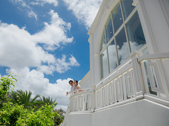 セントレジェンダ ＯＫＩＮＡＷＡ（ＣＥＮＴＬＥＧＥＮＤＡ ＯＫＩＮＡＷＡ）：沖縄の青空とちゅら海の蒼い世界が無限に広がる絶景が臨め、 非日常空間での感動挙式が叶います