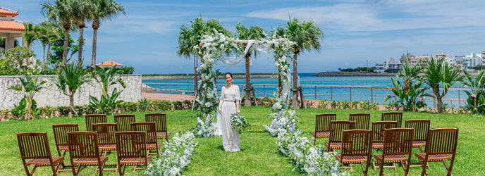 セントレジェンダ ＯＫＩＮＡＷＡ（ＣＥＮＴＬＥＧＥＮＤＡ ＯＫＩＮＡＷＡ）：芝生の緑がまぶしいガーデンは純白のウエディングドレス映えも抜群。