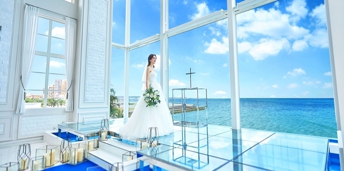 セントレジェンダ ＯＫＩＮＡＷＡ（ＣＥＮＴＬＥＧＥＮＤＡ ＯＫＩＮＡＷＡ）：祭壇奥と床面はガラス張りで、まるで海に浮かんでいるような幻想的な雰囲気と、遮るもののない美しいオーシャンビューを満喫できます。