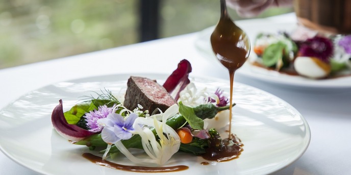 KYUKARUIZAWA KIKYO, Curio Collection by Hilton（元 旧軽井沢ホテル）：長野県産の食材を使用し、目の前で仕上げるお料理、味はもちろん、目でもで楽しんでいただける演出に。