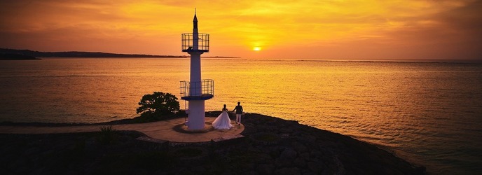 アートグレイス　オーシャンフロントガーデンチャペル　沖縄：沖縄西海岸の海に沈む夕日は絶景！シェラトンの灯台のシルエットがお写真映えします