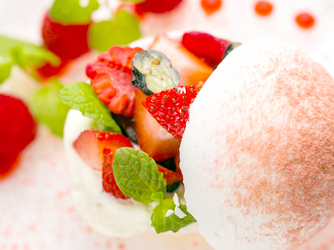 ブルー　インフィニティー：パブロバ イルドレ メレンゲにマスカルポーネクリームと濃厚ベリーの限定デザート