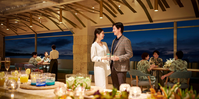 ブルー インフィニティー:夕方の挙式のあとのパーティーでは昼間とはまた違った沖縄の景色を見ることができます