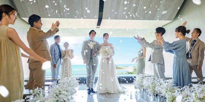 ブルー　インフィニティー：挙式を終えてほっとする瞬間。ゲストが降らせてくれる花びらが綺麗