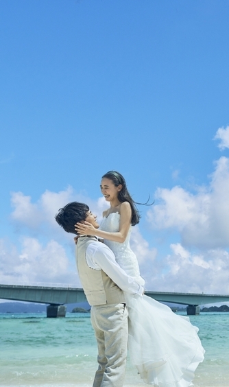 古宇利島　空と海の教会／ワタベウェディング：古宇利ブルーの海を背景に