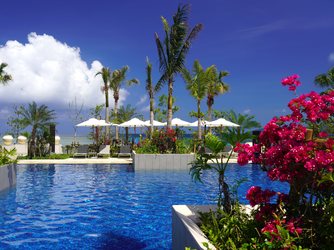 フサキビーチリゾート　ホテル＆ヴィラズ／クチュールナオコウエディング：ラグジュアリーでプライベート感のあるリゾート。ビーチは勿論、島内髄一の広さのガーデンプールも魅力的。