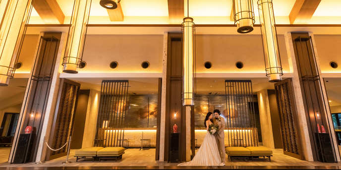 フサキビーチリゾート　ホテル＆ヴィラズ／クチュールナオコウエディング：エントランスを入るとモダンで高級感のあるロビーがお二人を迎えてくれる。