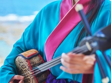 サザンチャペル／KIRANAH RESORT（キラナリゾート）沖縄：三線で奏でられる沖縄らしい音色がゲストの心に沁み渡る