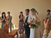 サザンチャペル／KIRANAH RESORT（キラナリゾート）沖縄：光を一身に纏いながら、海へ向かって歩くバージンロード