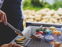 サザンチャペル／KIRANAH RESORT（キラナリゾート）沖縄：開放感溢れるテラスにて、ゲストの目の前で焼き立てをサーブする「キラナグリル」