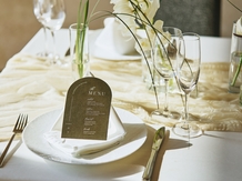 サザンチャペル／KIRANAH RESORT（キラナリゾート）沖縄：沖縄らしいナチュラルで南国を感じさせるテーブルコーディネートも