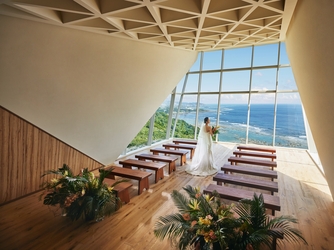 サザンチャペル／KIRANAH RESORT（キラナリゾート）沖縄：天井高約6mのシンメトリーの大きな窓から、圧倒的なスケールで水平線が目の前に広がるチャペル