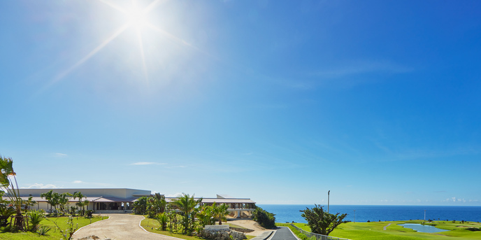 サザンチャペル／KIRANAH RESORT（キラナリゾート）沖縄：海はもちろん、緑豊かなグリーンも感じられる手つかずの自然残る南部エリアにある会場